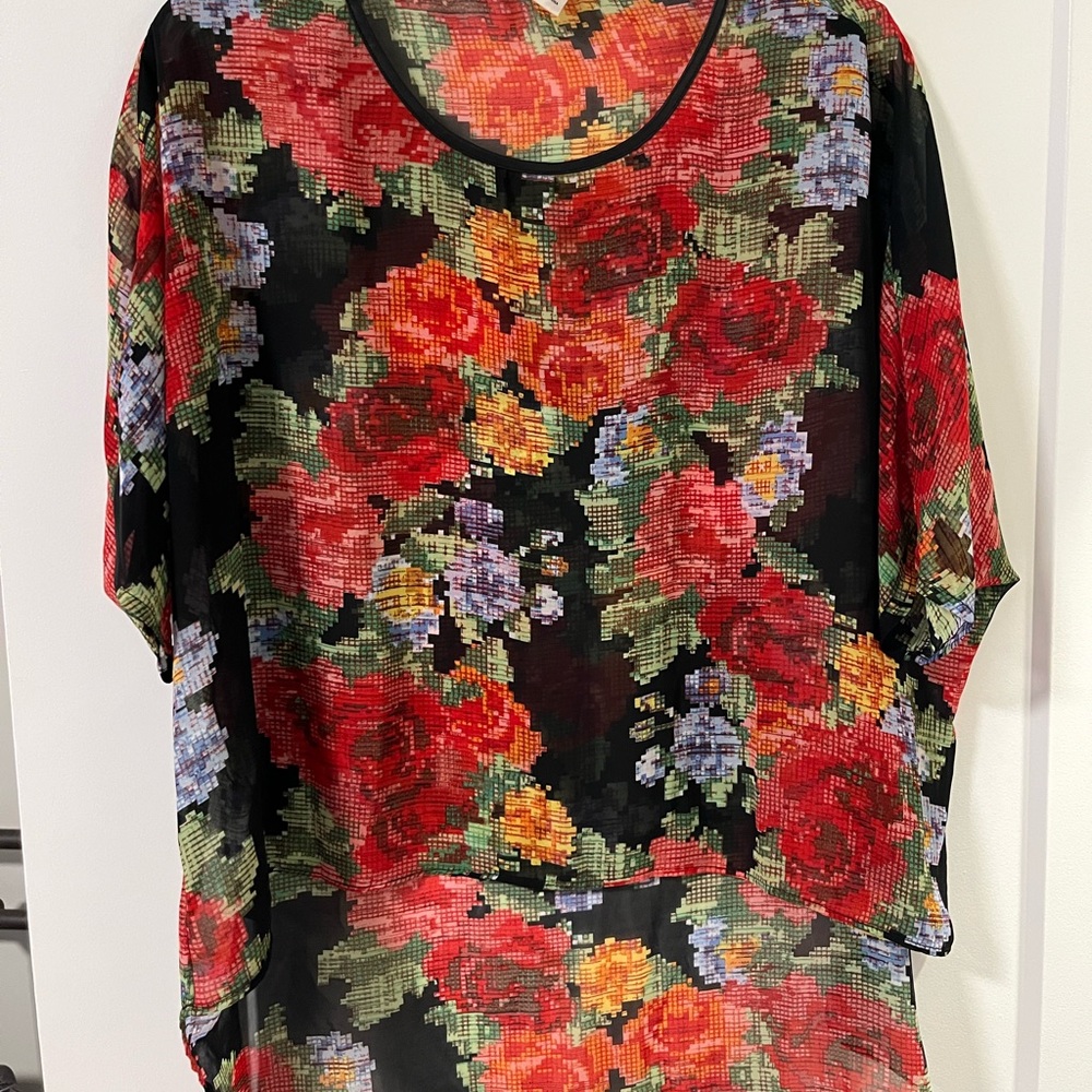 BCNU high low back floral top